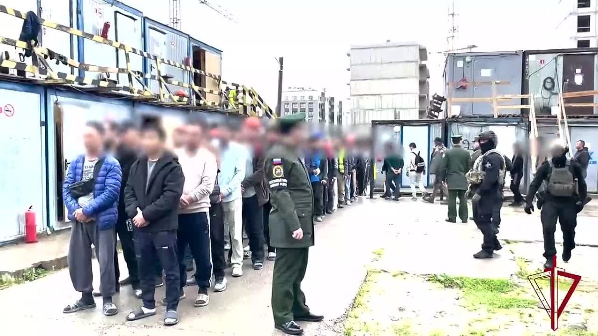 В Санкт-Петербурге сотрудники ОМОН «Бастион» Росгвардии оказали содействие военному следствию в проведении рейда по установлению лиц, вступивших в гражданство Российской Федерации и не вставших на воинский учет