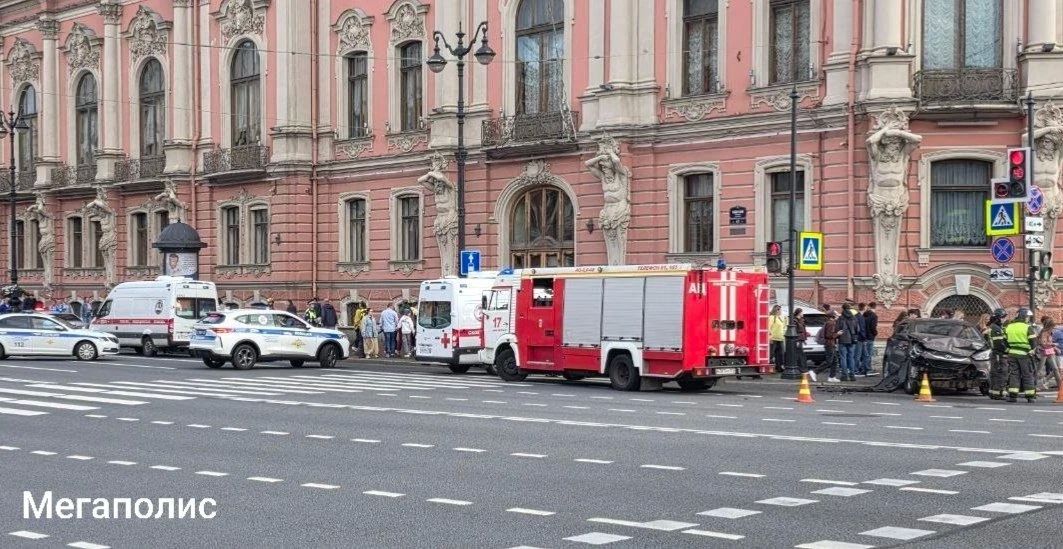 Авария произошла на углу Невского проспекта и набережной Фонтанки – у Аничкова моста