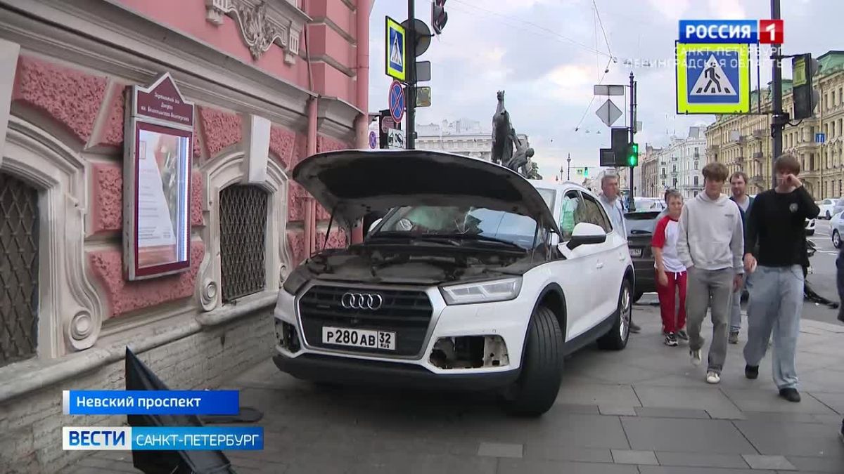 У Аничкова моста две машины вылетели на тротуар: пострадали шестеро