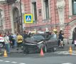 Серьезное ДТП произошло в Петербурге — на Невском проспекте столкнулись две легковушки, поле чего их вынесло прямо на тротуар, где стояли люди