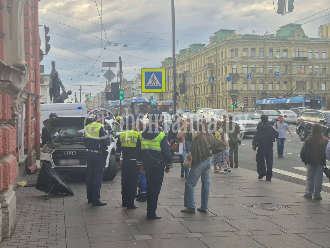 Букет цветов и подарочный пакет остались на тротуаре, куда в результате аварии вылетела машина Букет цветов и подарочный пакет остались на тротуаре, куда в результате аварии вылетела машина