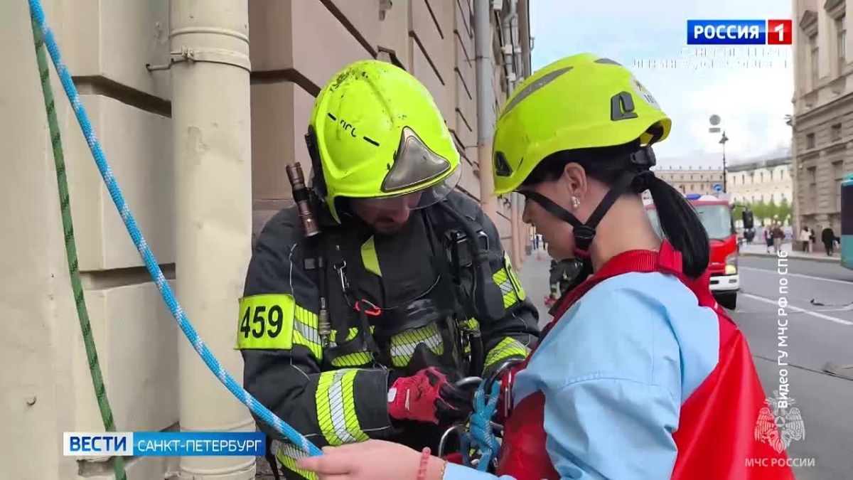На Вознесенском проспекте спасатели тушили условный пожар в здании избиркома