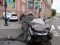 Кадры с места, где иномарки влетели в толпу на тротуаре