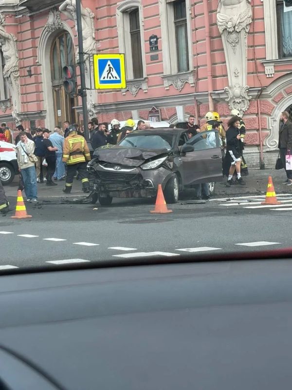 Шесть человек пострадали в ДТП на углу Невского проспекта и Фонтанки, стало известно «78» Шесть человек пострадали в ДТП на углу Невского проспекта и Фонтанки, стало известно «78»