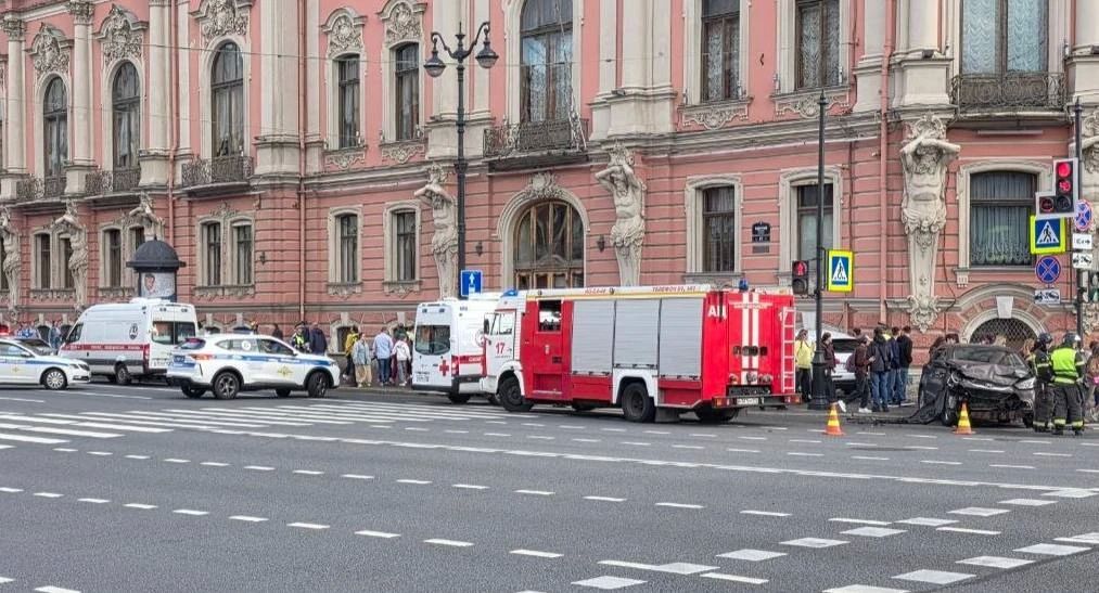 Шесть человек пострадали в ДТП на Невском проспекте