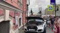 Четверо человек, находившихся на тротуаре, пострадали в результате столкновения двух легковушек на Невском проспекте в Петербурге, сообщили в МВД