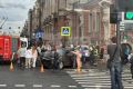 Две иномарки влетели в толпу на тротуаре на Невском проспекте