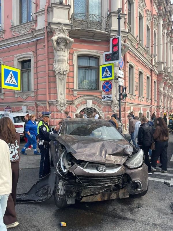 Шесть человек пострадали в ДТП на Невском проспекте Шесть человек пострадали в ДТП на Невском проспекте