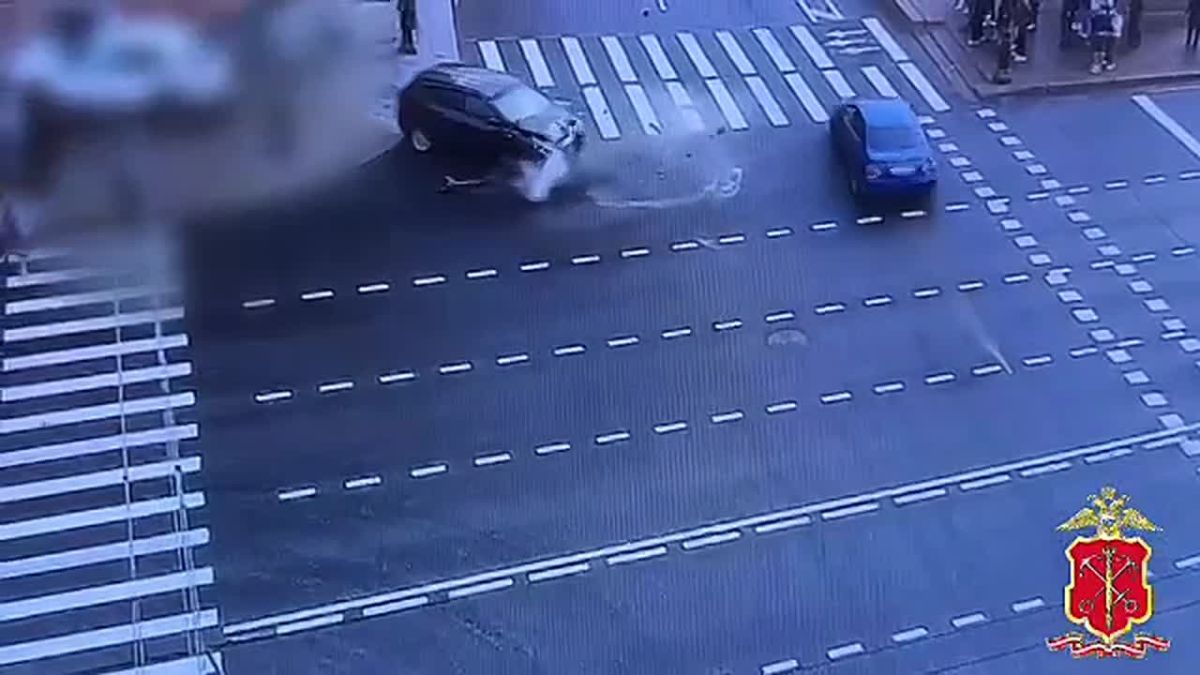 Момент столкновения легковушек на Невском проспекте в Петербурге попал на видео
