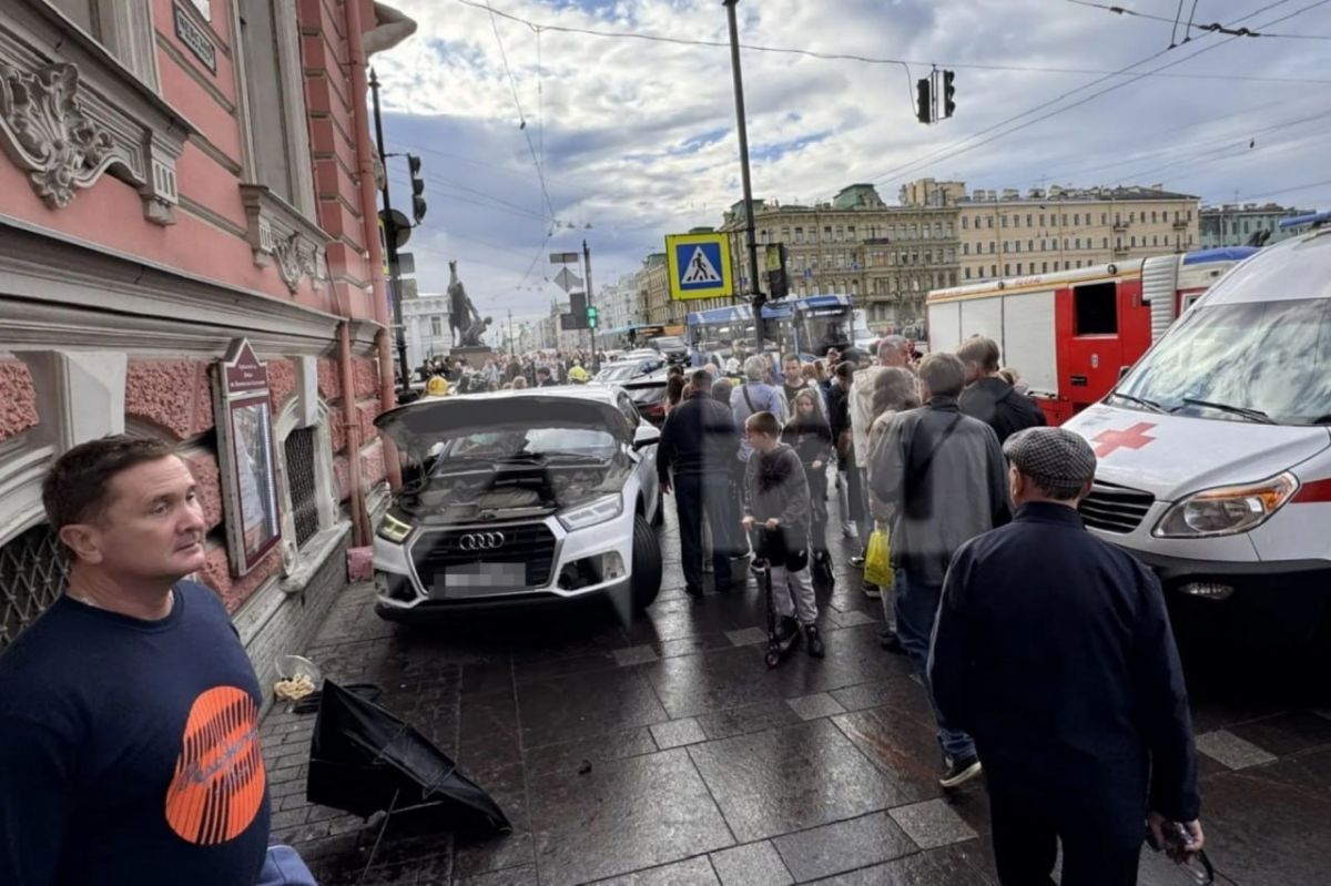 Две легковушки столкнулись на Невском проспекте в Санкт-Петербурге и влетели в толпу пешеходов Две легковушки столкнулись на Невском проспекте в Санкт-Петербурге и влетели в толпу пешеходов