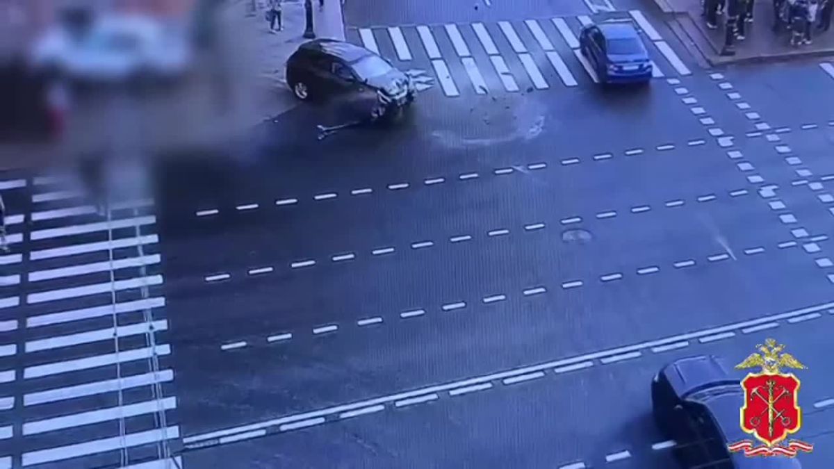 Момент аварии на Невском проспекте показала полиция Петербурга