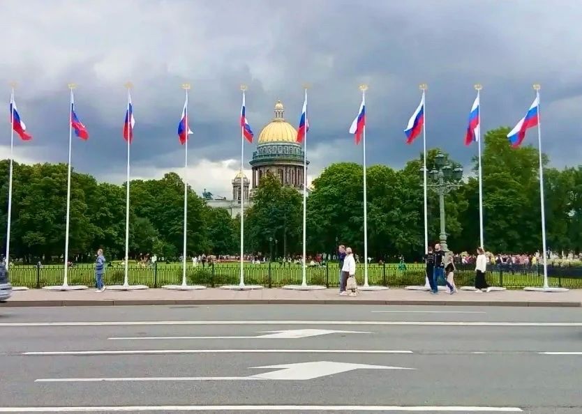 Санкт-Петербург украсили ко Дню Государственного флага