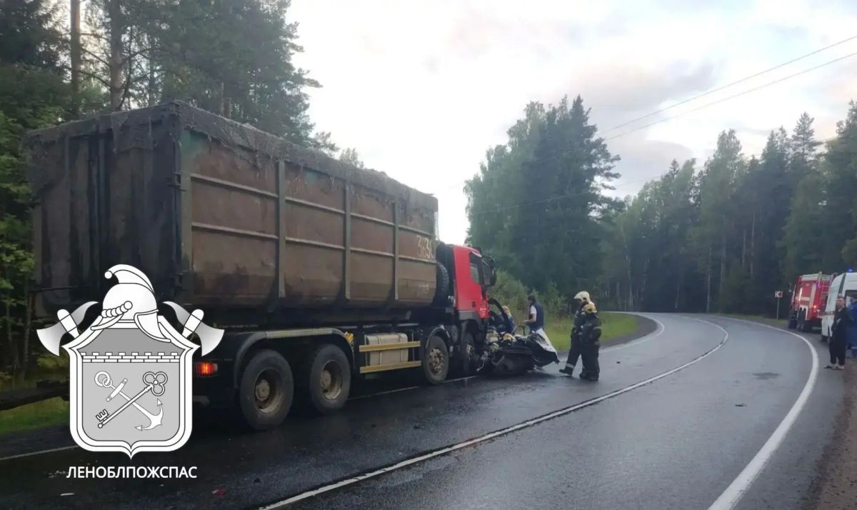 Таксист погиб в ДТП с мусоровозом во Всеволожском районе
