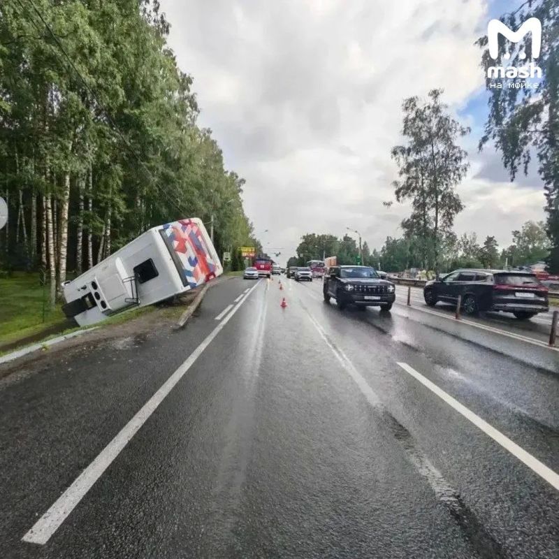 12 пассажиров автобуса пострадали в аварии на 25-м км Выборгского шоссе — машина завалилась на бок 12 пассажиров автобуса пострадали в аварии на 25-м км Выборгского шоссе — машина завалилась на бок