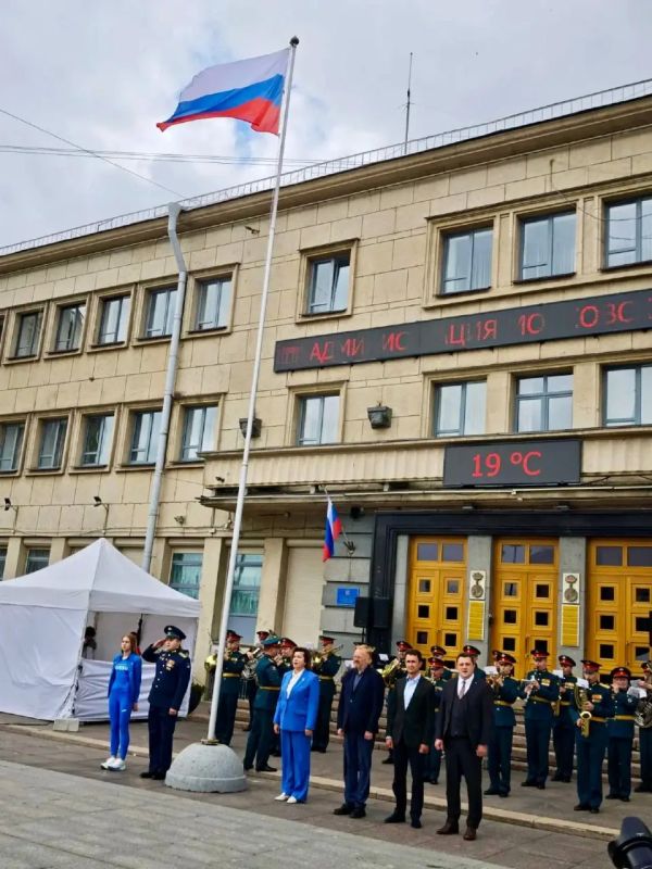 Под российским триколором. Депутат Госдумы Виталий Милонов принял участие в торжественном мероприятии, посвященном Дню Государственного флага России