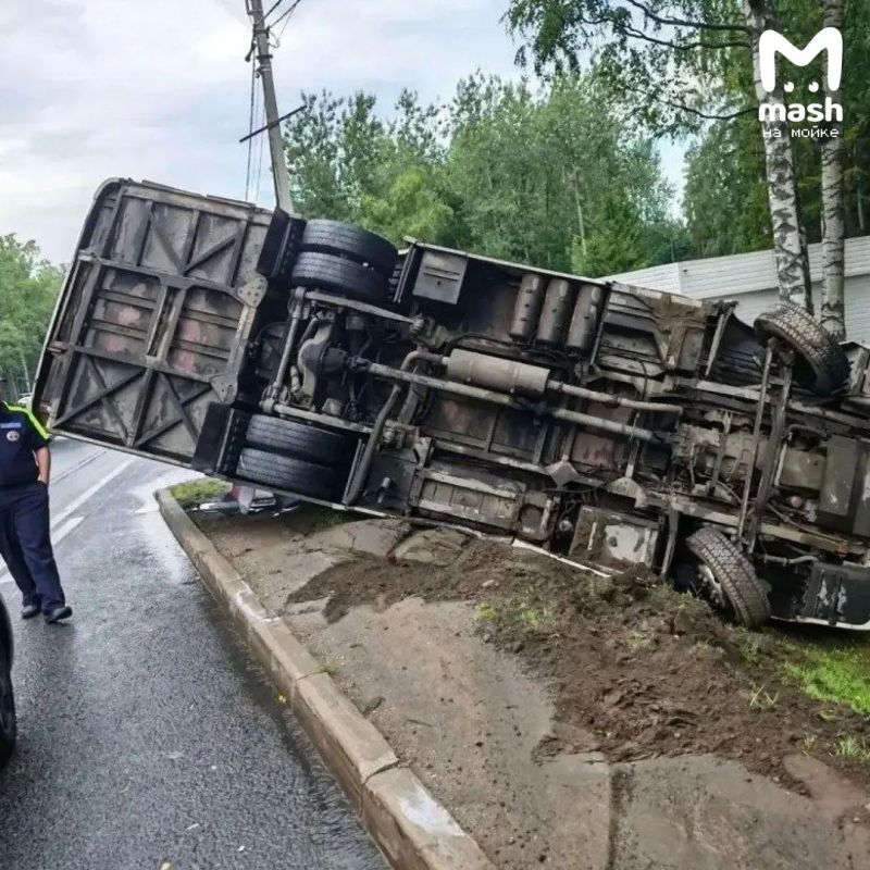 12 пассажиров автобуса пострадали в аварии на 25-м км Выборгского шоссе — машина завалилась на бок