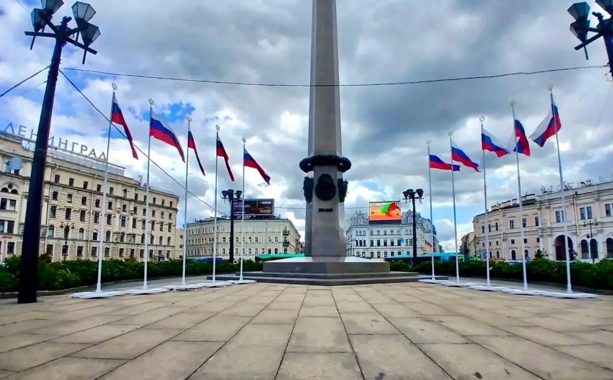 Санкт-Петербург украсили ко Дню Государственного флага Санкт-Петербург украсили ко Дню Государственного флага