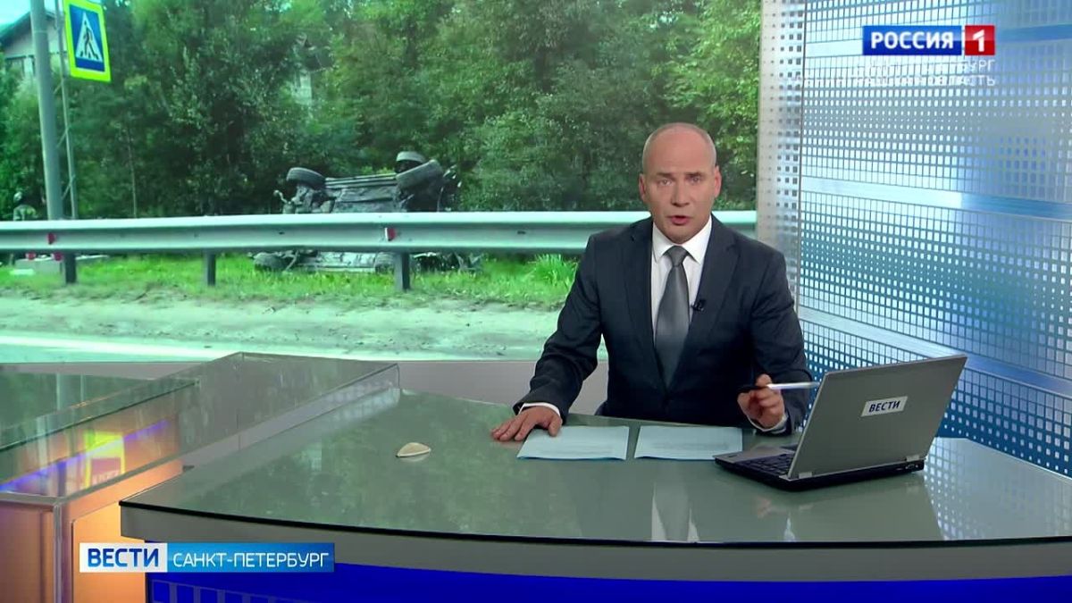 Внедорожник врезался в столб линии электропередач в деревне Ушаки