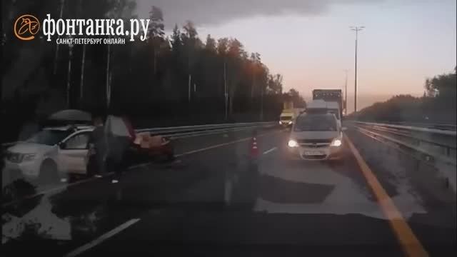 Авария с перевертышем на М-11 затормозила движение в сторону Петербурга
