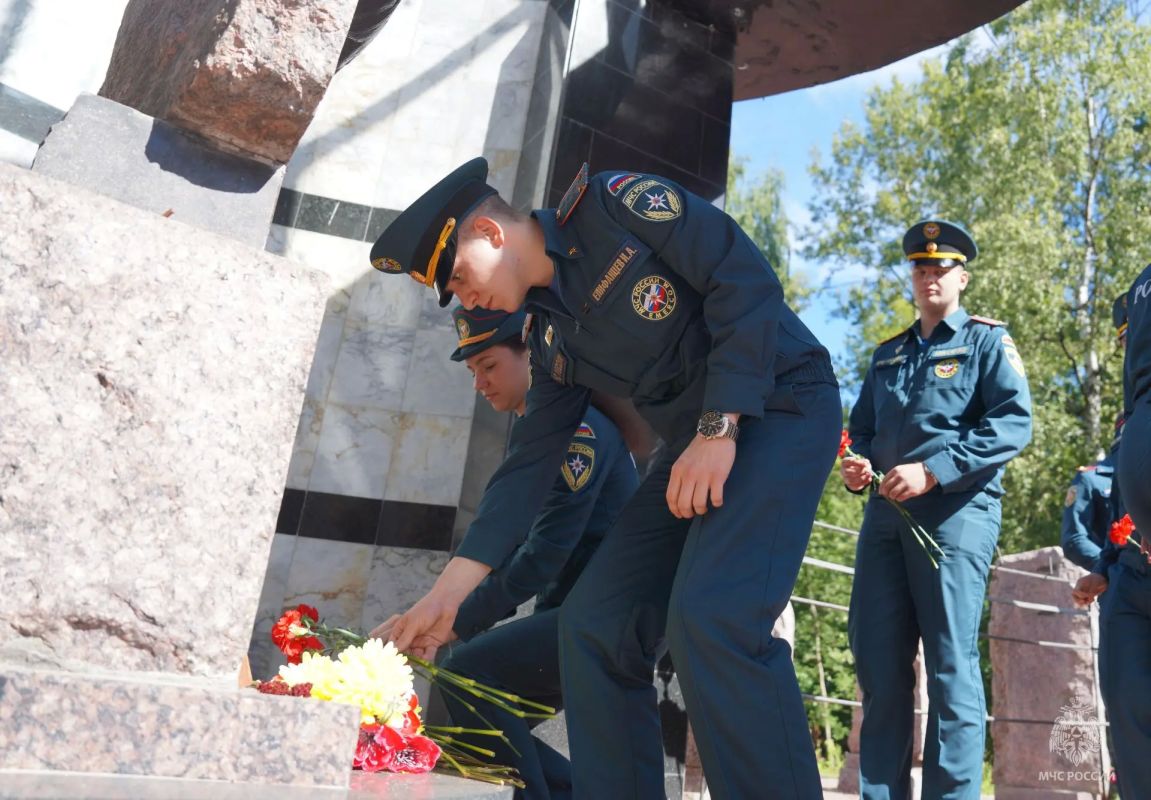 Ряды сотрудников #МЧС_Петербурга пополнили 54 молодых специалиста Ряды сотрудников #МЧС_Петербурга пополнили 54 молодых специалиста