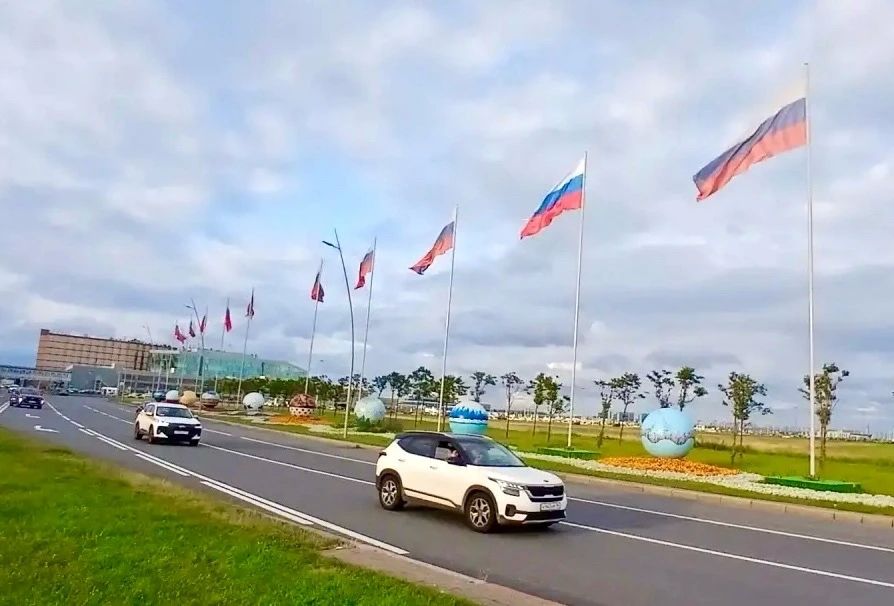 Санкт-Петербург украсили ко Дню Государственного флага Санкт-Петербург украсили ко Дню Государственного флага