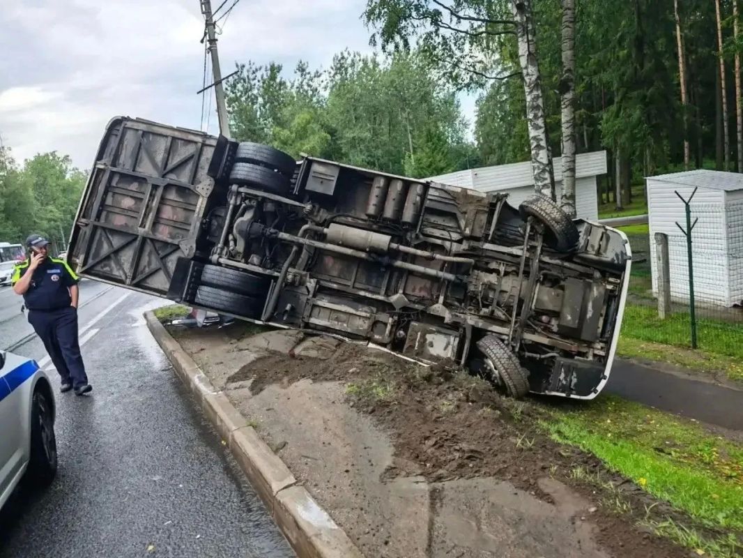 Пять человек пострадали в результате опрокидывания автобуса под Петербургом