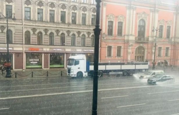 «Город поплывёт» — ливни в Петербурге вызвали недоумение у синоптиков