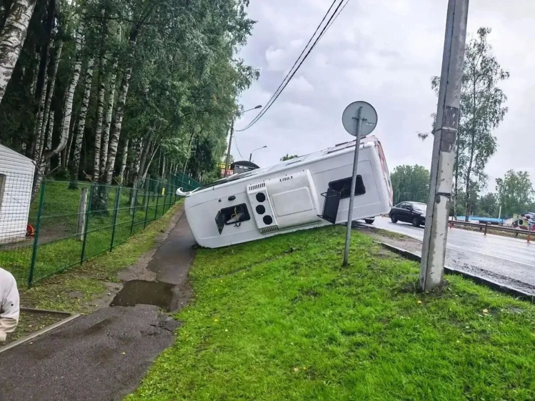Пять человек пострадали в результате опрокидывания автобуса под Петербургом Пять человек пострадали в результате опрокидывания автобуса под Петербургом