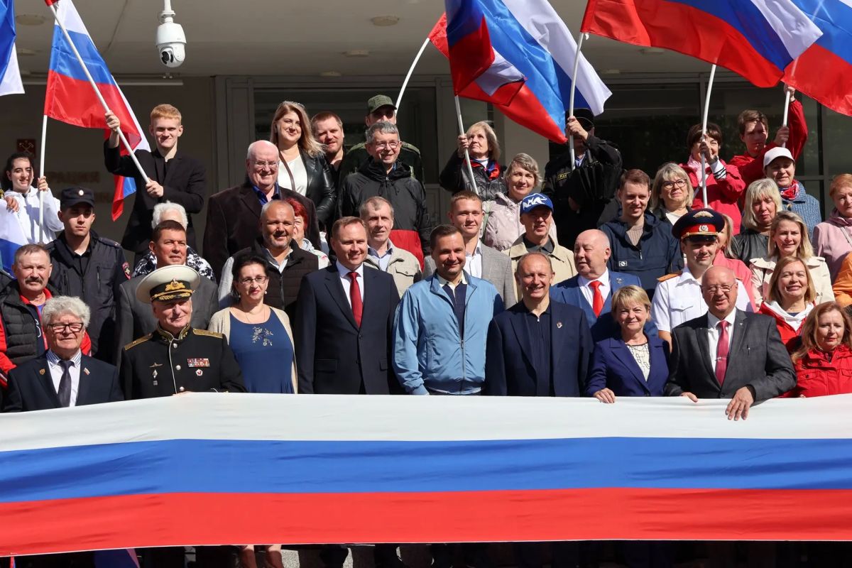 Сотрудники ГСУ СК России по городу Санкт-Петербургу приняли участие в торжественных мероприятиях, посвященных Дню Государственного флага России Сотрудники ГСУ СК России по городу Санкт-Петербургу приняли участие в торжественных мероприятиях, посвященных Дню Государственного флага России