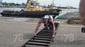 Атлет в одиночку сдвинул с места подводную лодку в Кронштадте