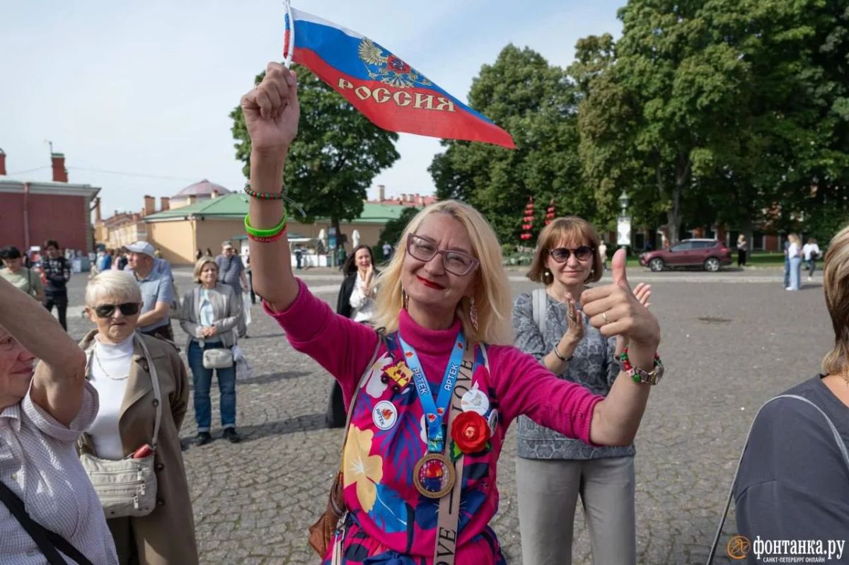 В Петропавловской крепости развернули 50-метровый триколор — в Петербурге отмечают День Государственного флага В Петропавловской крепости развернули 50-метровый триколор — в Петербурге отмечают День Государственного флага