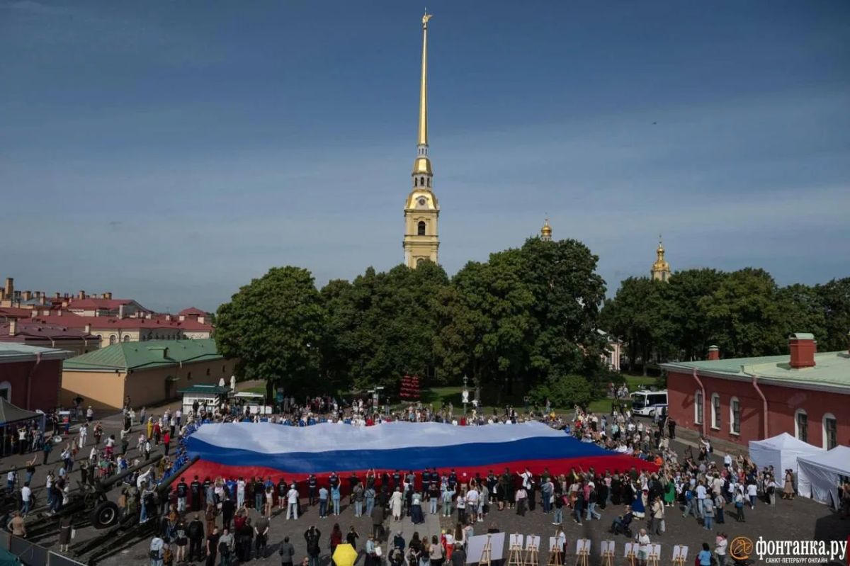 В Петропавловской крепости развернули 50-метровый триколор — в Петербурге отмечают День Государственного флага
