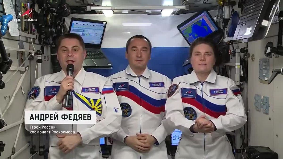 «Символ победы над гравитацией»: космонавты с борта МКС поздравили россиян с Днём Государственного флага