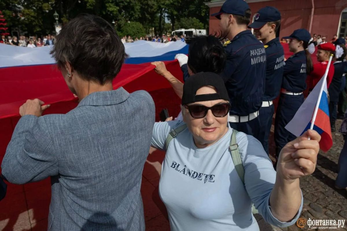 В Петропавловской крепости развернули 50-метровый триколор — в Петербурге отмечают День Государственного флага В Петропавловской крепости развернули 50-метровый триколор — в Петербурге отмечают День Государственного флага