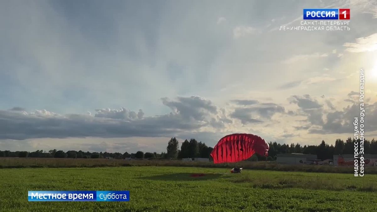 Ко Дню Государственного флага военные летчики Росгвардии развернули над Ленобластью триколор