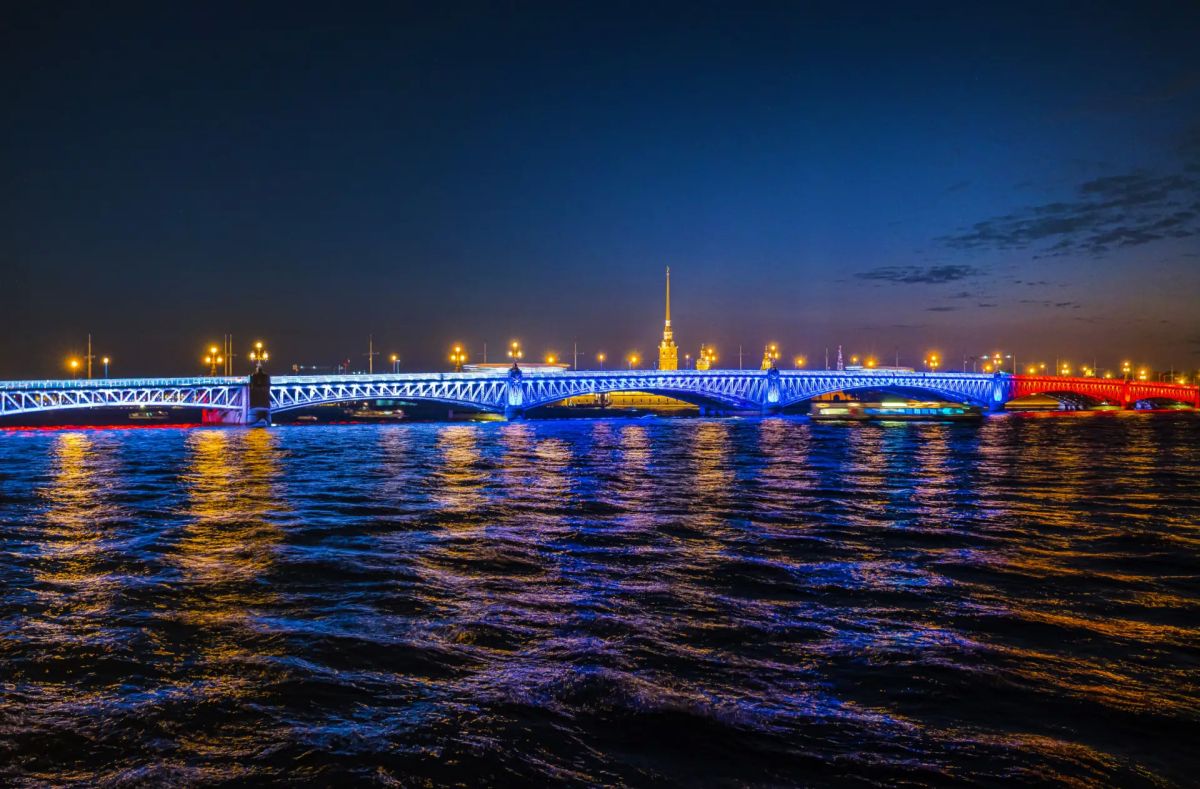 Мосты и «Лахта Центр» вечером окрасятся в триколор