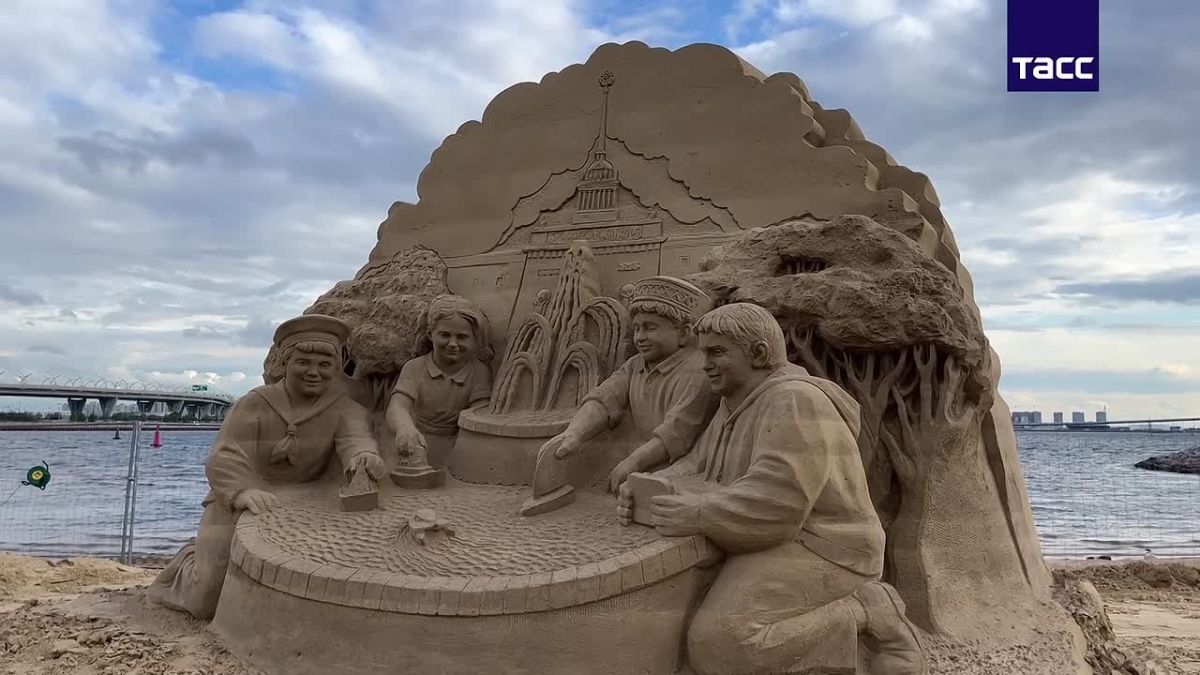 Фестиваль "Город песчаных скульптур" открылся в Петербурге на пляже Парка 300-летия, передает корреспондент ТАСС