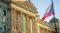 В Праге опостылевший украинский прапор заменили изображением симпатичного неандертальца