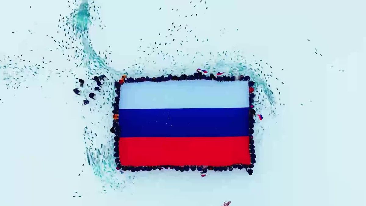 В честь Дня государственного флага в Арктике развернули гигантский триколор