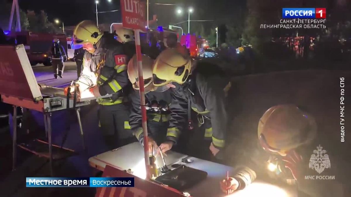 Спасатели тушат масштабный пожар на складе в Пушкинском районе