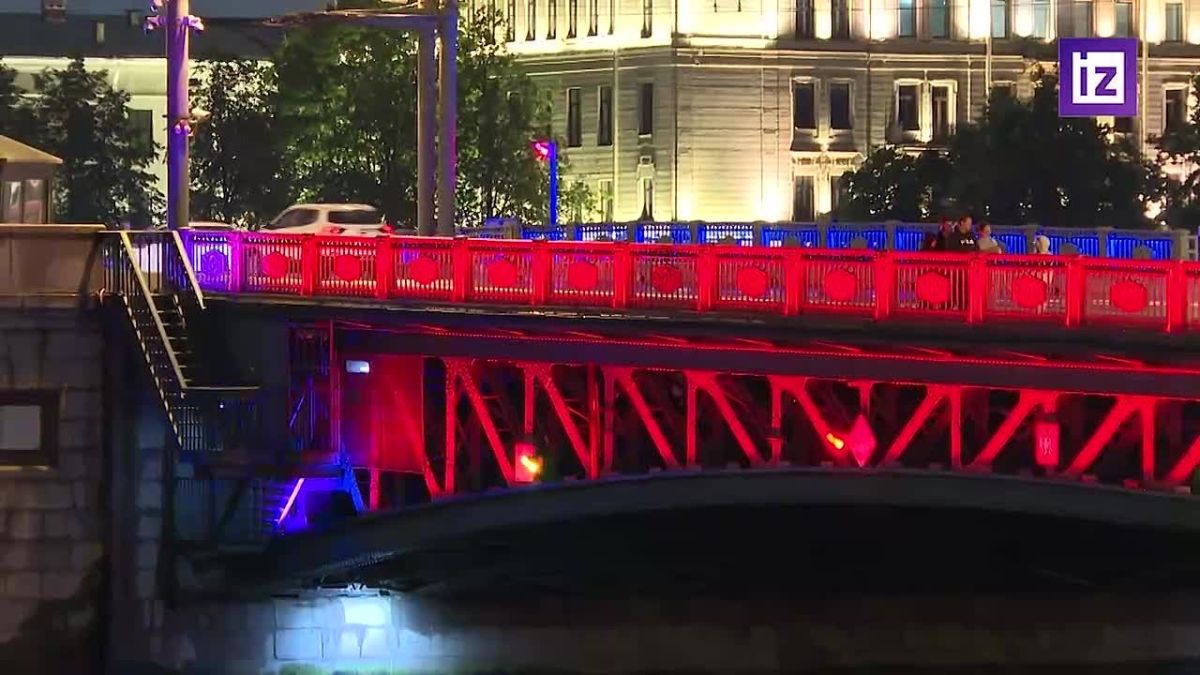 Мосты Петербурга засияли в цветах триколора в честь Дня Государственного флага РФ