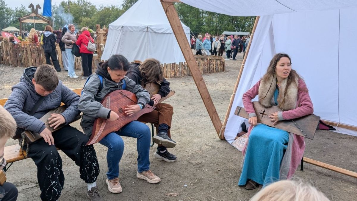 Север для всех. Гости фестиваля «Имандра» попали эпоху в викингов и древних сказаний Север для всех. Гости фестиваля «Имандра» попали эпоху в викингов и древних сказаний