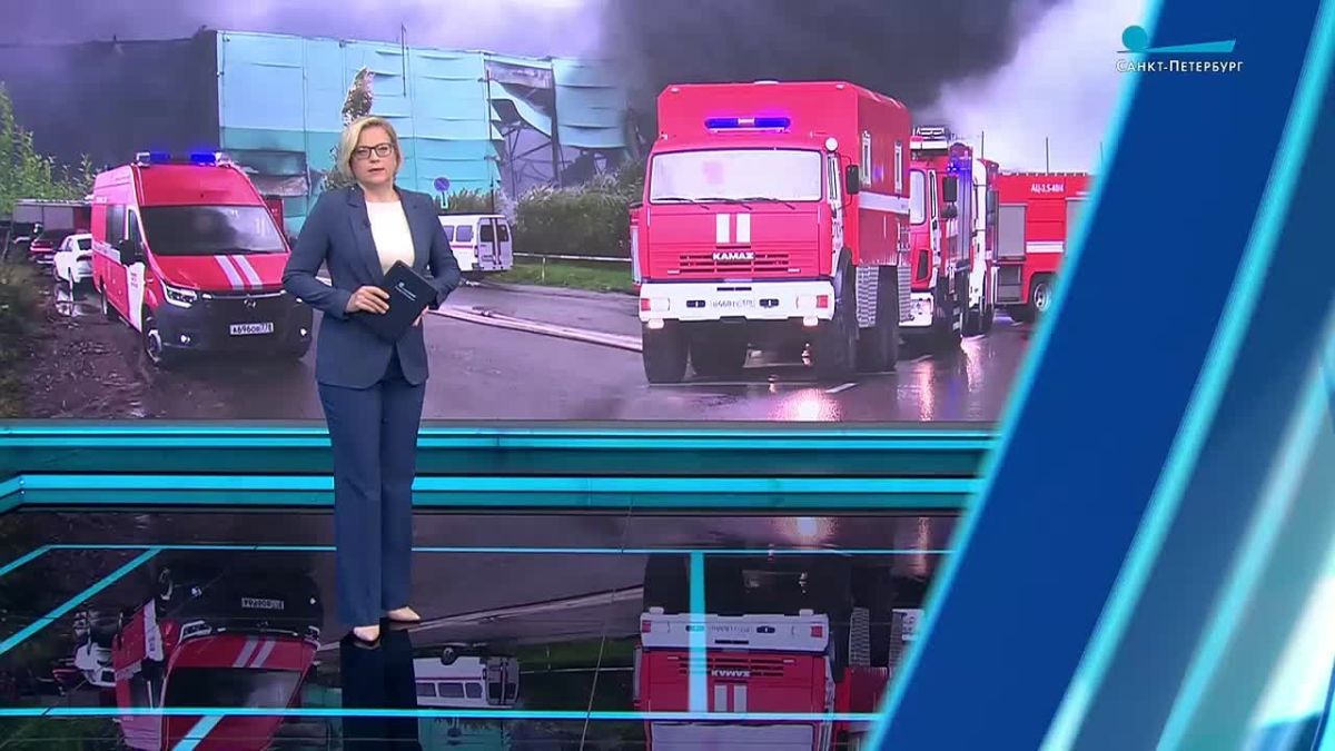 Как пожарные борются с очагами возгорания на Колпинском шоссе, где загорелся склад