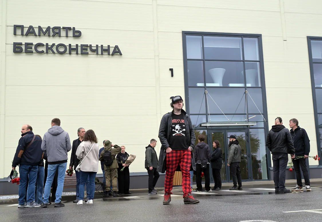 В Петербурге похоронили экс-басиста «Кукрыниксов» Дмитрия Оганяна В Петербурге похоронили экс-басиста «Кукрыниксов» Дмитрия Оганяна