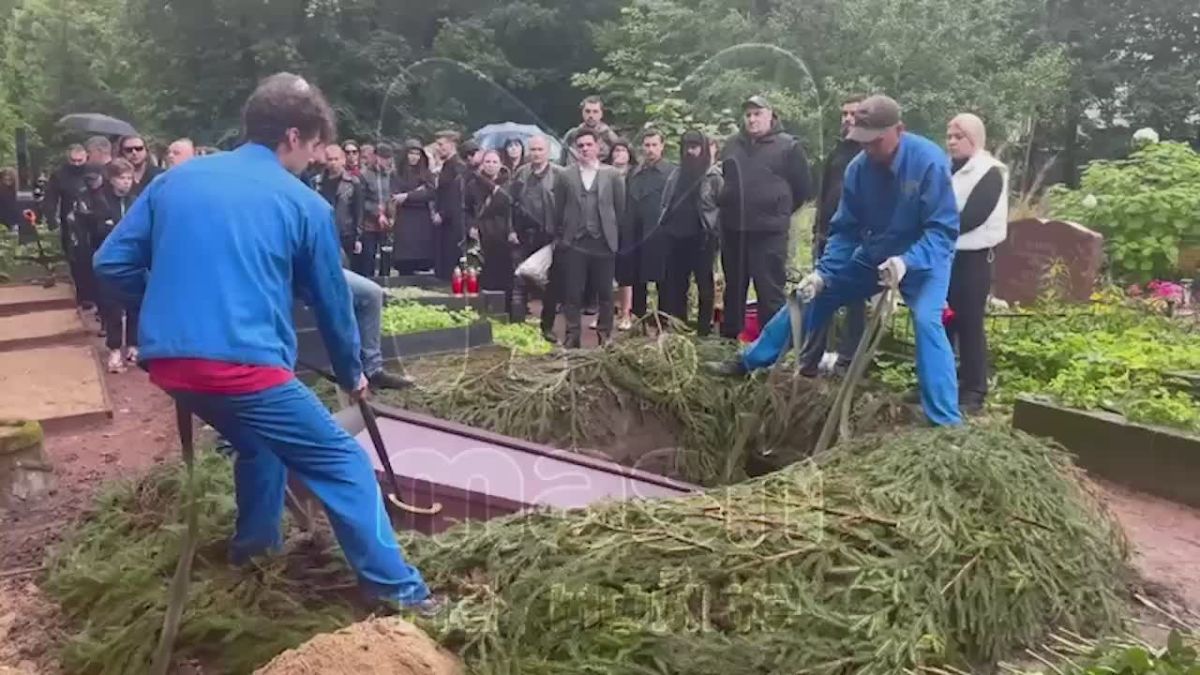 На Смоленском кладбище похоронили экс-басиста "Кукрыниксов" Дмитрия Оганяна