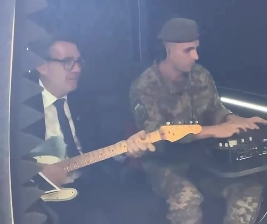 Британский русофоб в статусе премьер-министра Энди Бёрнэм музицирует в Киеве с вэсэушником