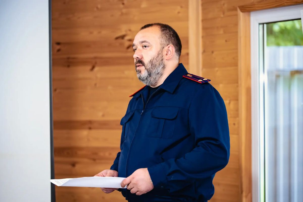В Ленинградской области следователи провели профилактическую встречу с воспитанниками детского лагеря «Факел»