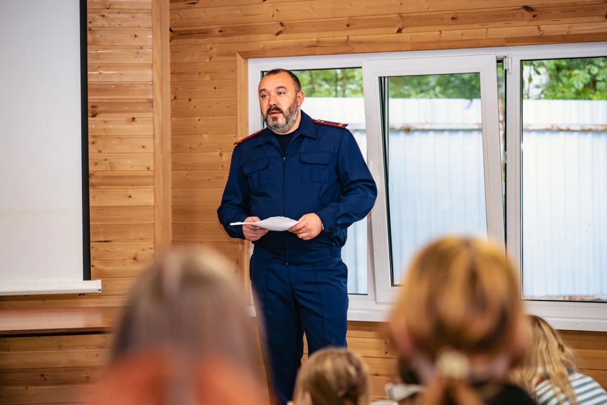 В Ленинградской области следователи провели профилактическую встречу с воспитанниками лагеря «Факел» В Ленинградской области следователи провели профилактическую встречу с воспитанниками лагеря «Факел»