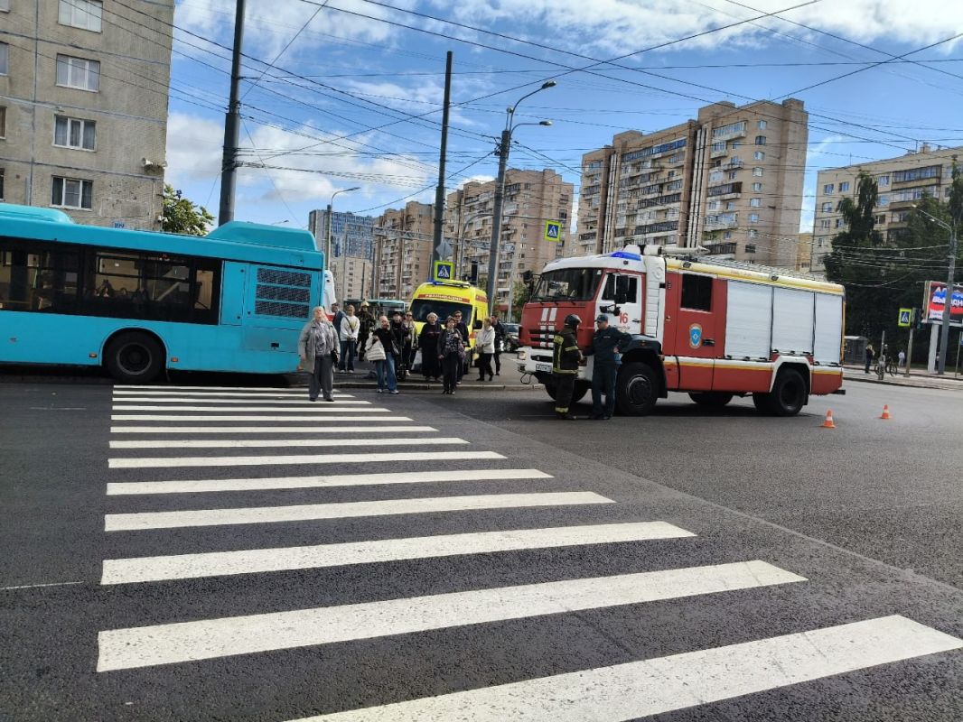 Автобус сбил людей на Светлановском проспекте из-за того, что 58-летний водитель уснул за рулем Автобус сбил людей на Светлановском проспекте из-за того, что 58-летний водитель уснул за рулем
