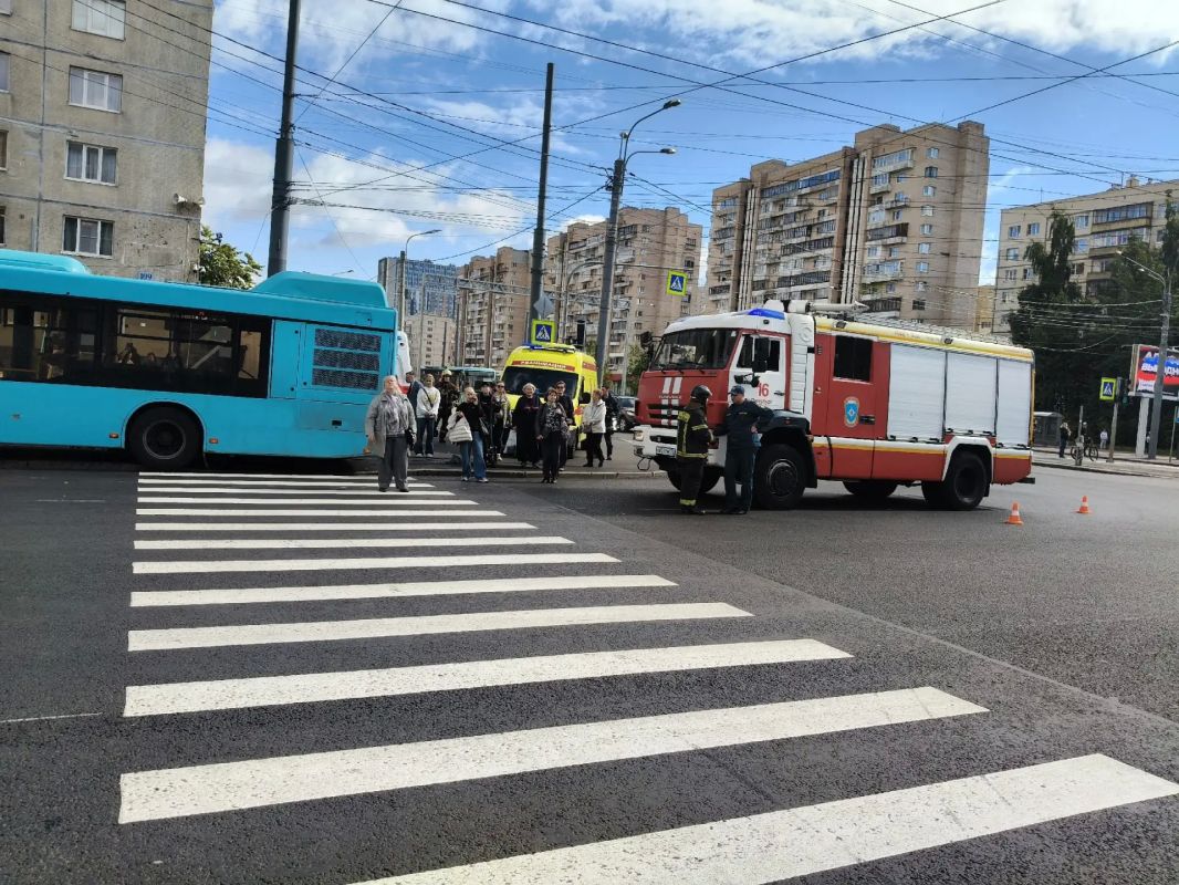 Автобус сбил людей на Светлановском проспекте из-за того, что 58-летний водитель уснул за рулем Автобус сбил людей на Светлановском проспекте из-за того, что 58-летний водитель уснул за рулем